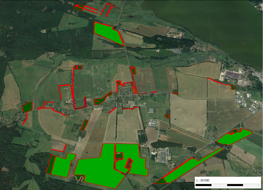 Blick auf die Projektfläche in Klockenhagen. Es sind alle Maßnahmen auf der Karte grafisch dargestellt. Sie ziehen sich streifenförmig über die gesamte Agrarlandschaft.