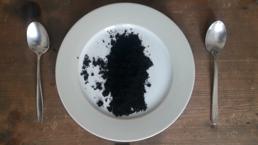 Pflanzenkohle als Futterzusatz. Foto: L. Wurtz