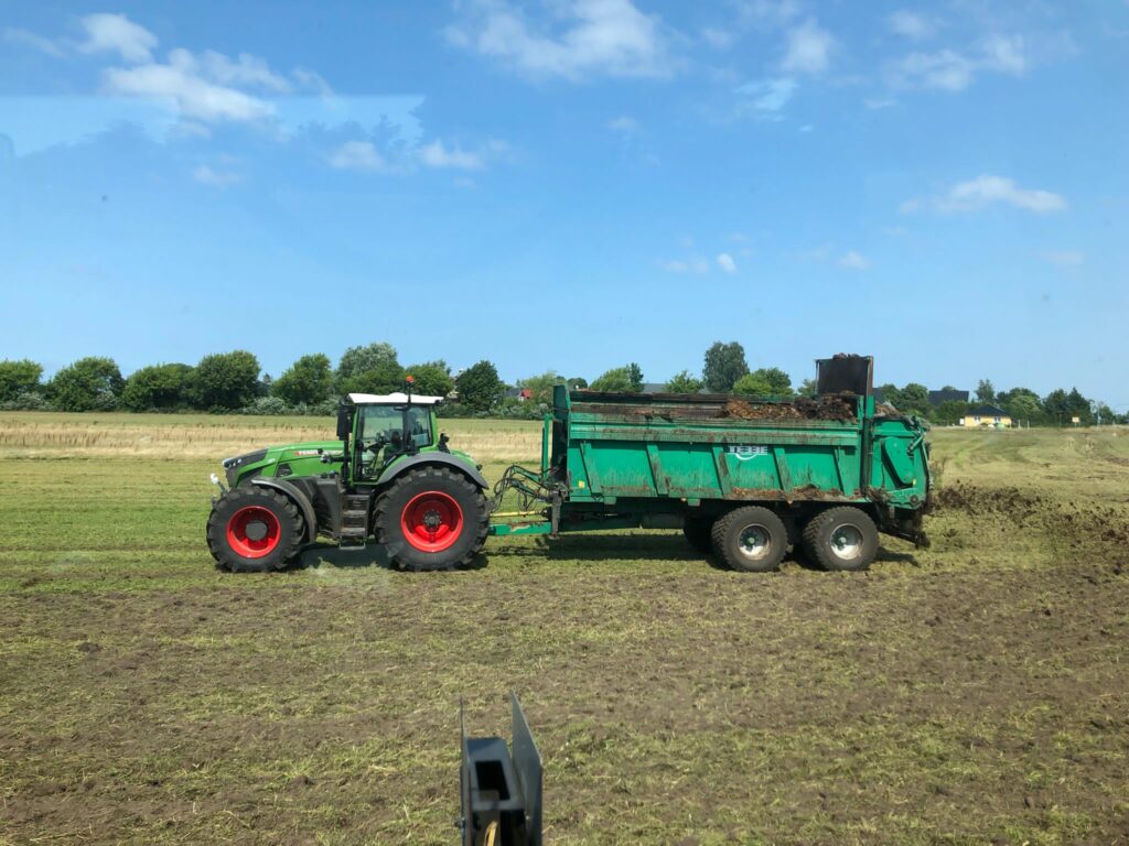Pflanzenkohle-Ausbringung mit Stallmist verbessert den Boden. Foto: R. v. Behr