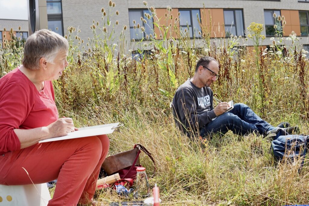 Elisabeth-Woerpel-Neh-und-Mark-Saccomano-arbeiten-konzentriert-Foto-von-M.-Rathgeber