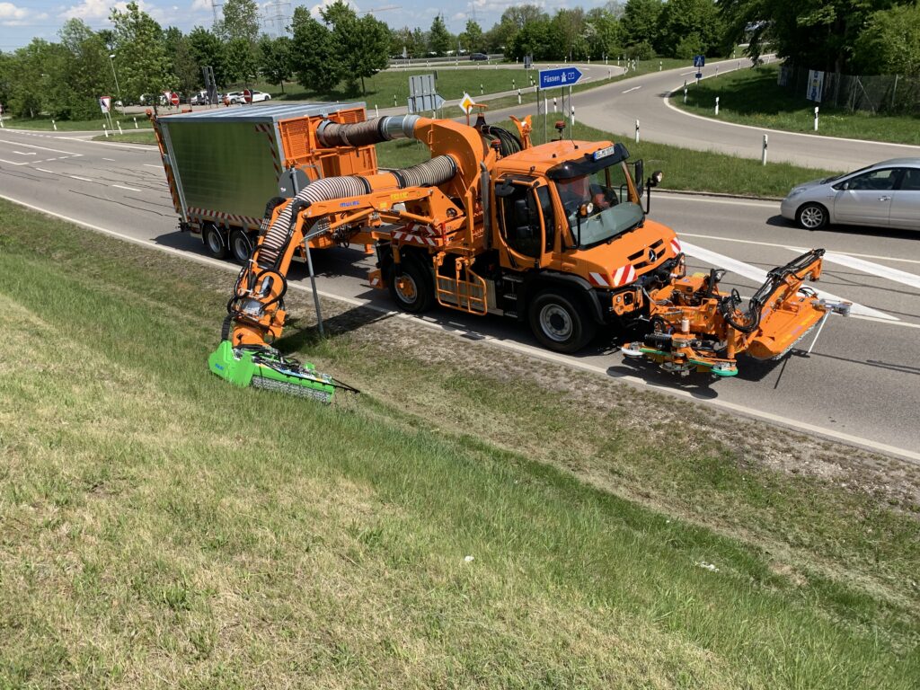 Ökologische Straßenrandpflege mit insektenfreundlichem Mähkopf der Firma MULAG an Mäh-Zug Dr. Dirnhofer, Landesbaudirektion Bayern - NBL